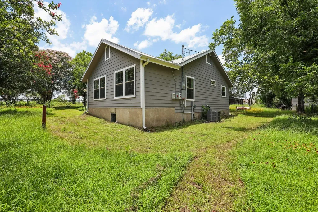 2089 Fm 1704 Elgin TX 78621