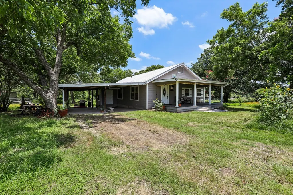2089 Fm 1704 Elgin TX 78621