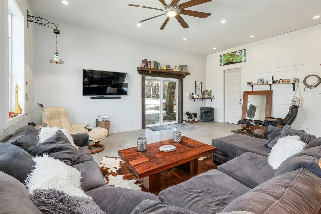 9114 290 W Highway Austin TX 78736