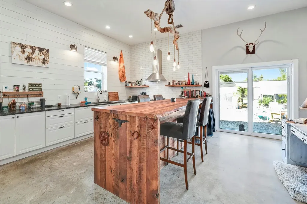 9114 290 W Highway Austin TX 78736