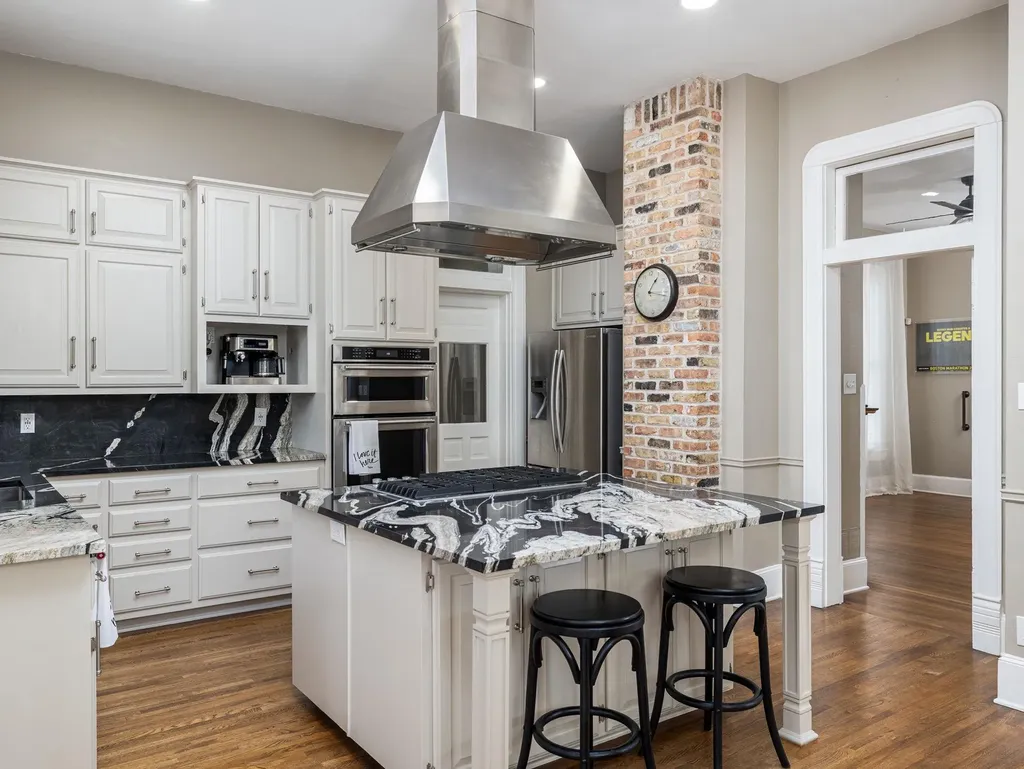 1220 W Lake Drive Taylor TX 76574
