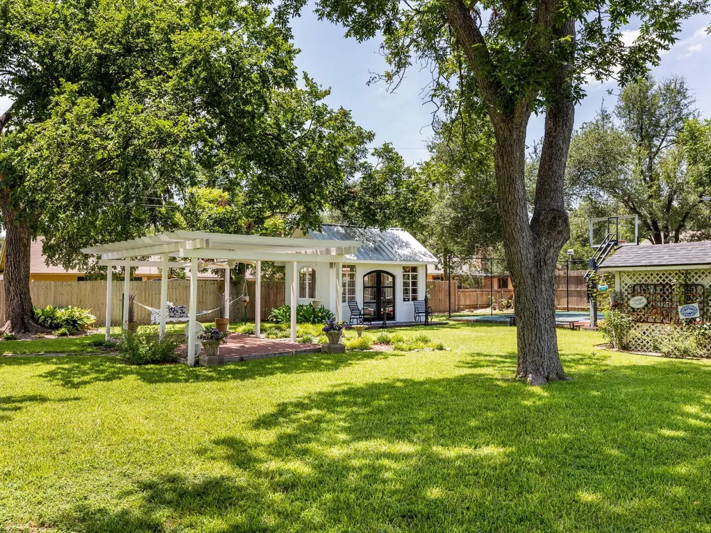 1220 W Lake Drive Taylor TX 76574