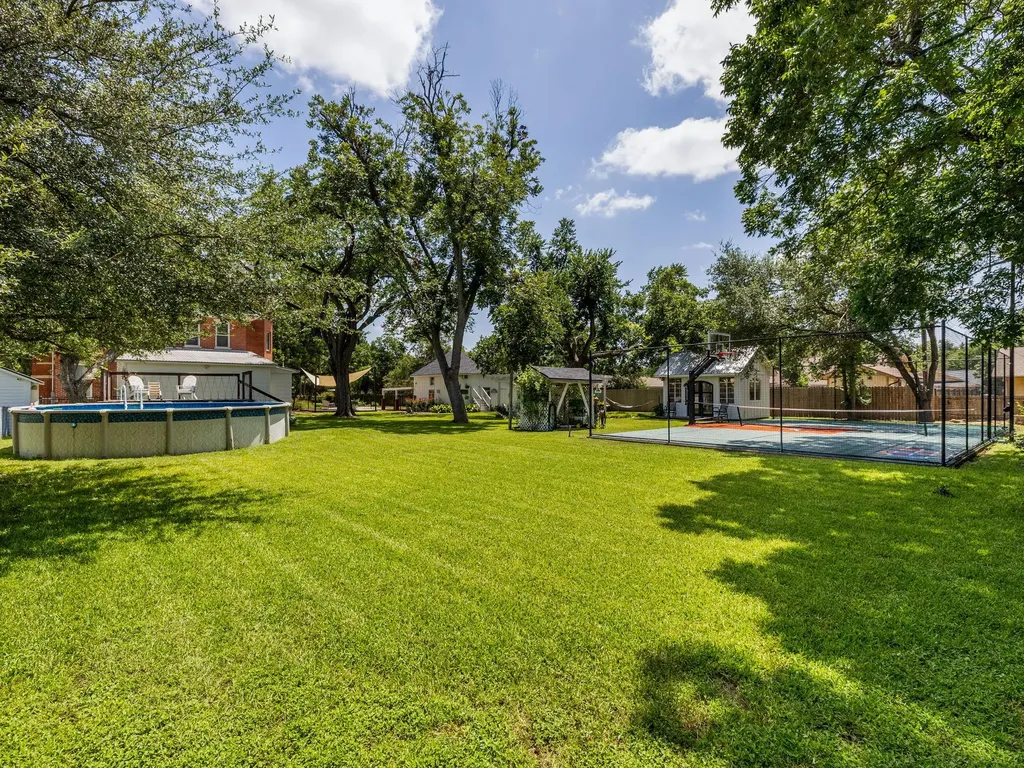 1220 W Lake Drive Taylor TX 76574