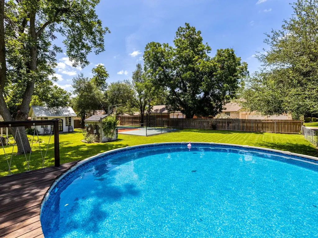 1220 W Lake Drive Taylor TX 76574