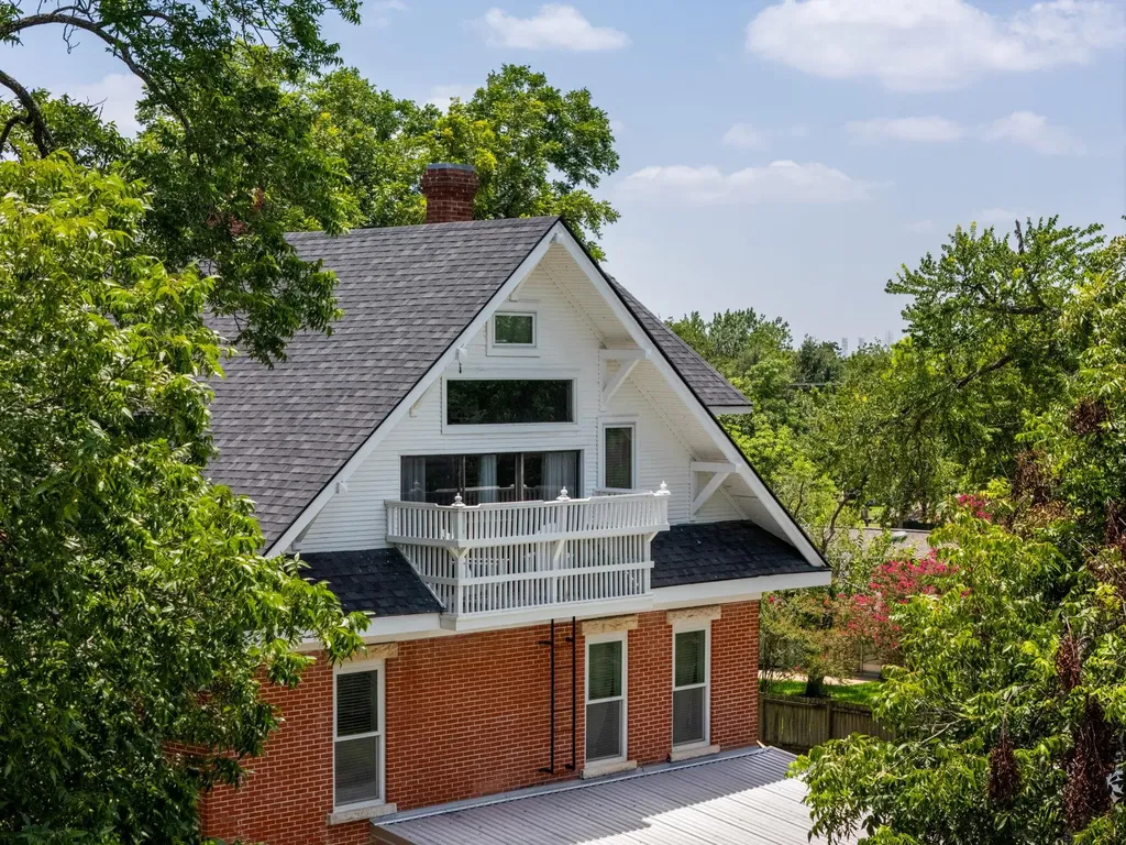 1220 W Lake Drive Taylor TX 76574