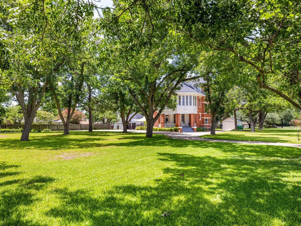 1220 W Lake Drive Taylor TX 76574