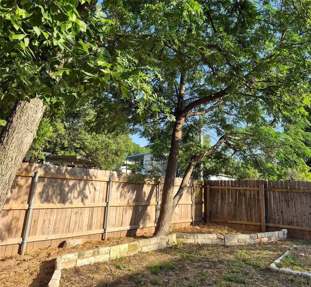 1139 Emmitt Run Austin TX 78721