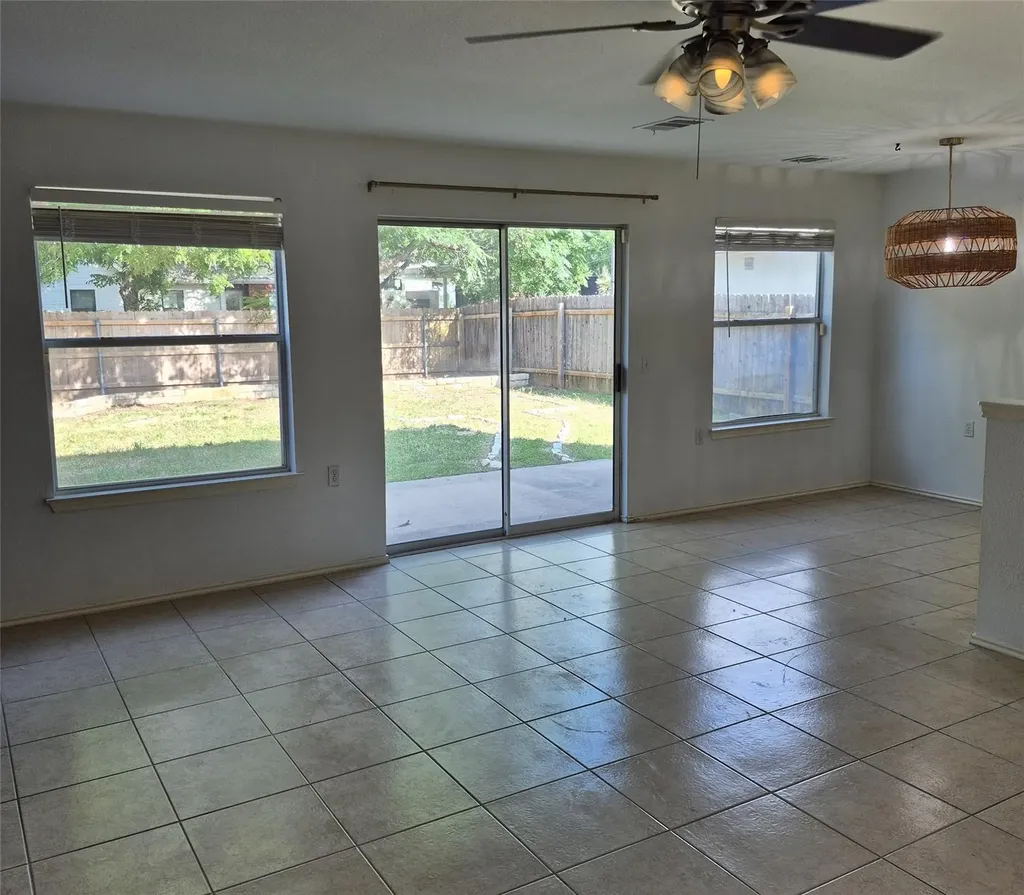 1139 Emmitt Run Austin TX 78721