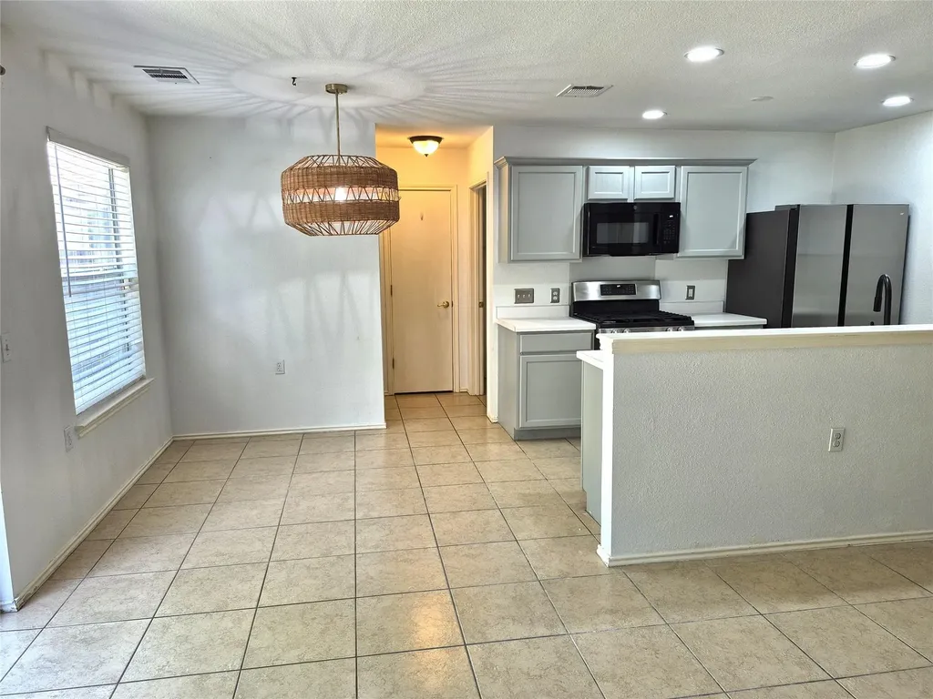 1139 Emmitt Run Austin TX 78721