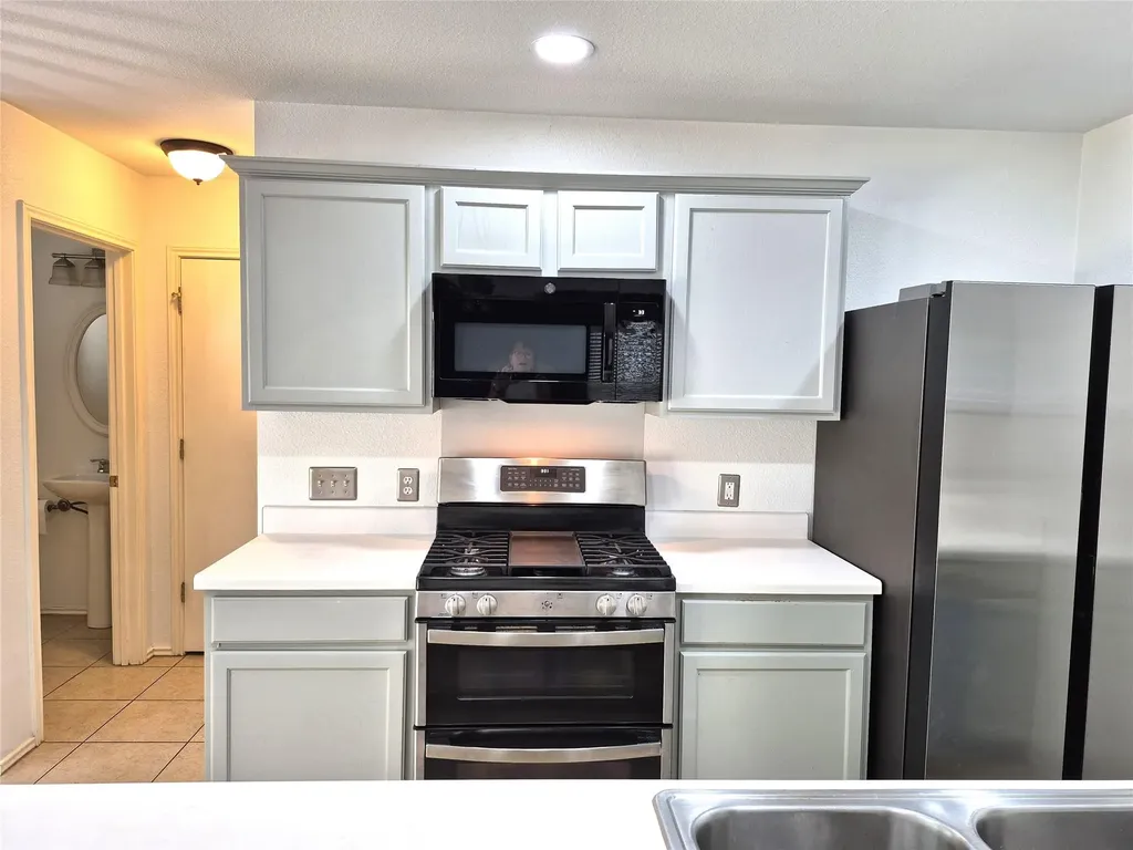 1139 Emmitt Run Austin TX 78721