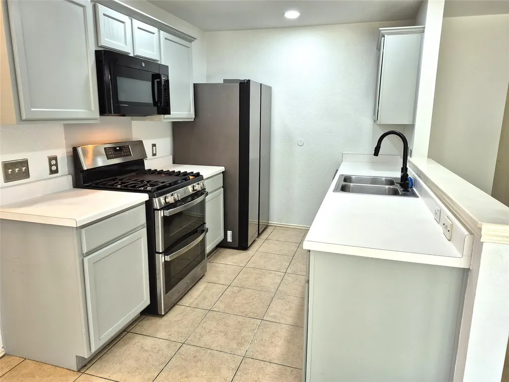 1139 Emmitt Run Austin TX 78721