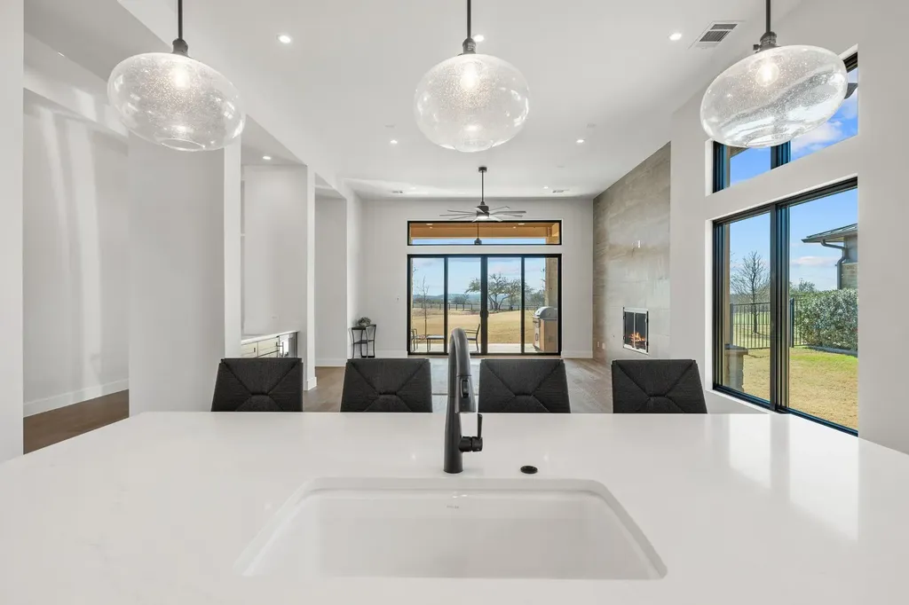 2401 Kahala Sunset Drive Spicewood TX 78669
