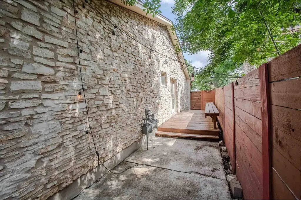 2011 Meadowridge Drive Austin TX 78704