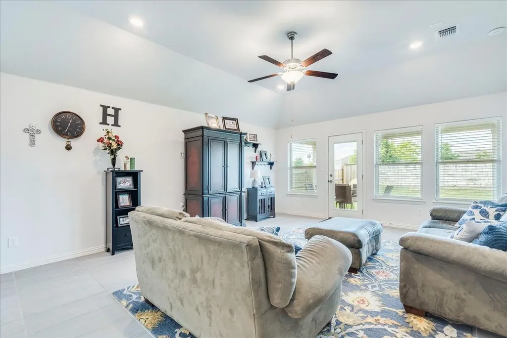 499 Coyote Creek Way Kyle TX 78640