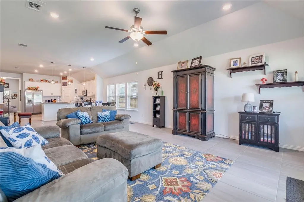 499 Coyote Creek Way Kyle TX 78640
