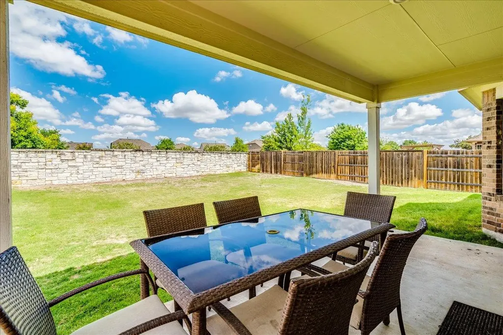 499 Coyote Creek Way Kyle TX 78640
