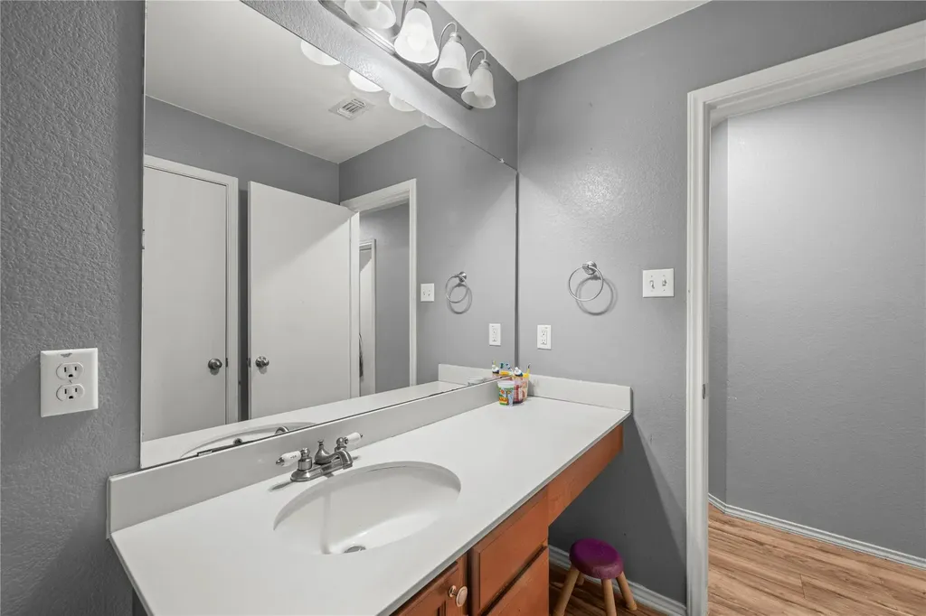 715 Estes Park Taylor TX 76574