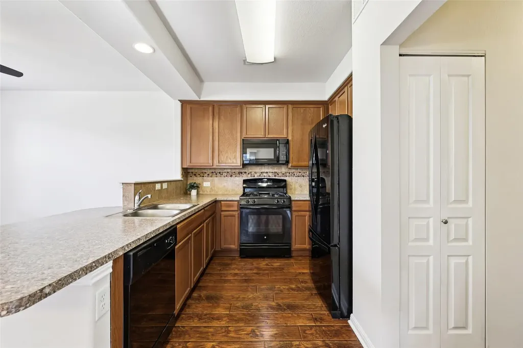 1524 Sanders Kyle TX 78640