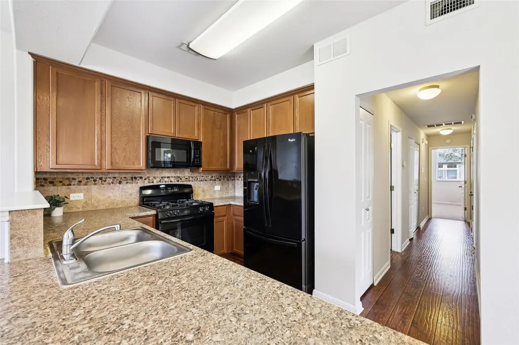 1524 Sanders Kyle TX 78640