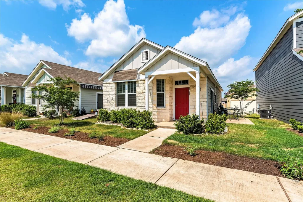1524 Sanders Kyle TX 78640