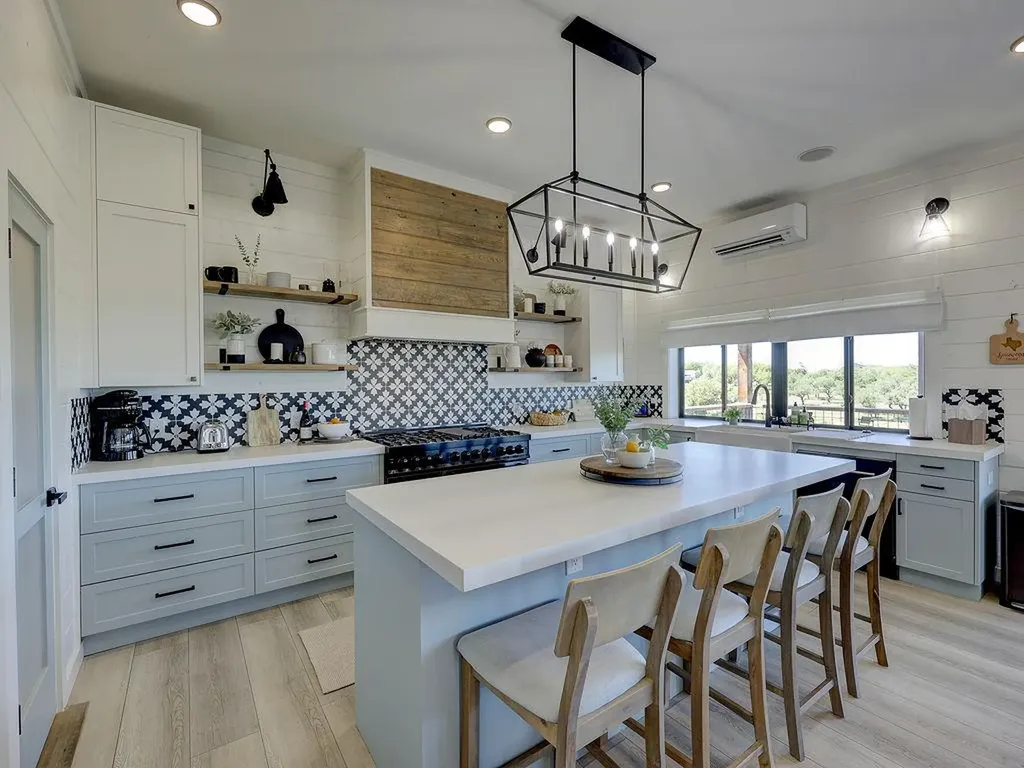 22516 Felicia Drive Spicewood TX 78669