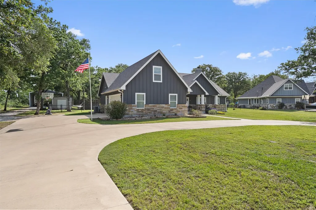 136 Fawn Hollow Elgin TX 78621