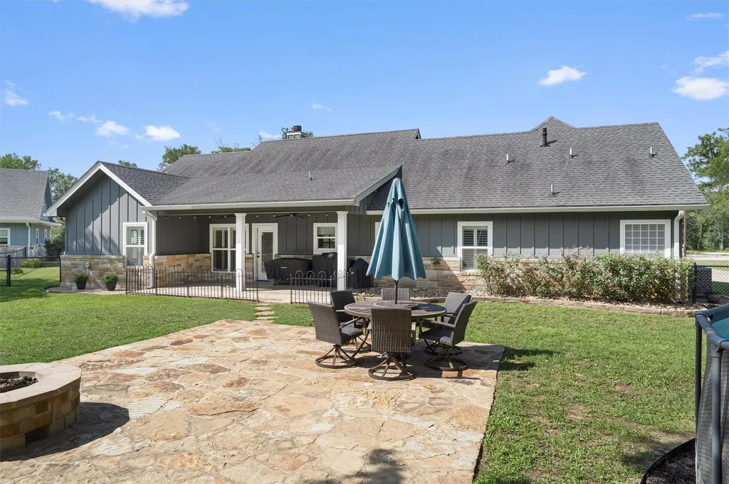 136 Fawn Hollow Elgin TX 78621