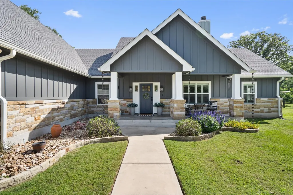 136 Fawn Hollow Elgin TX 78621