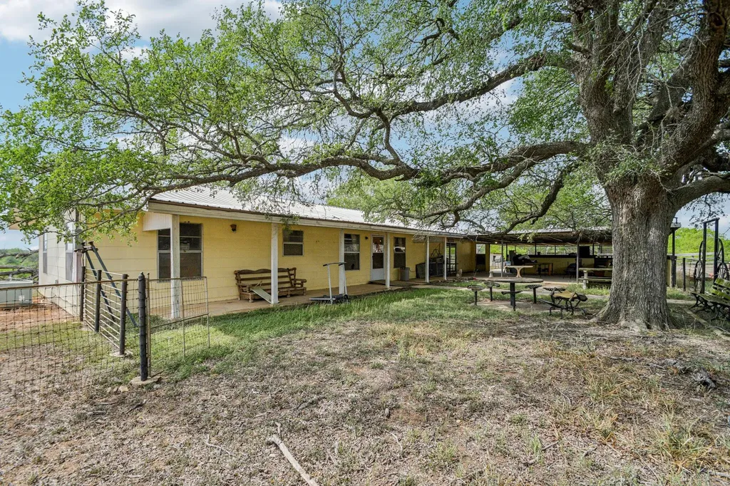 3200 Cattlemens Row Lockhart TX 78644
