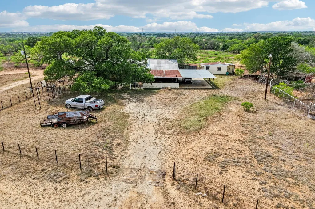 3200 Cattlemens Row Lockhart TX 78644