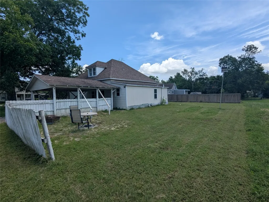 1319 Grace Street Taylor TX 76574