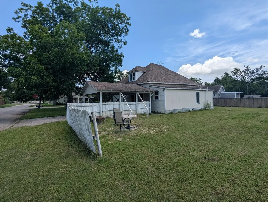 1319 Grace Street Taylor TX 76574