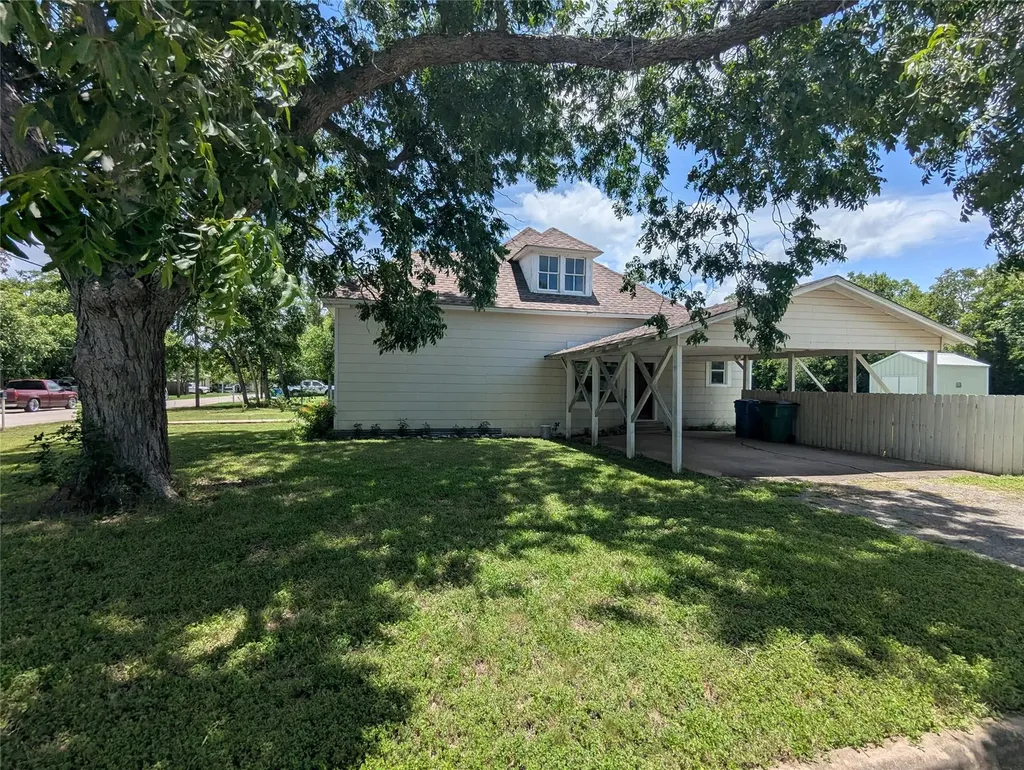 1319 Grace Street Taylor TX 76574
