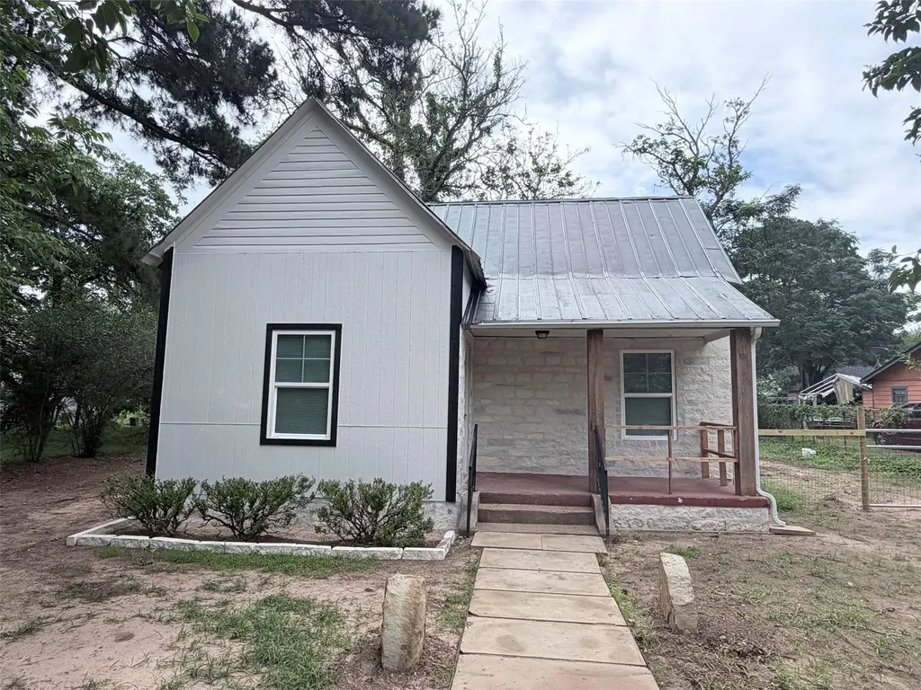 403 Taylor Street Smithville TX 78957