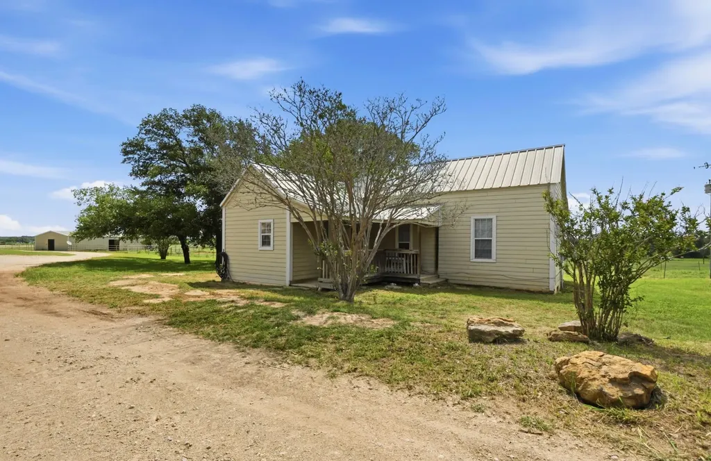 1175 Southern Way Luling TX 78648