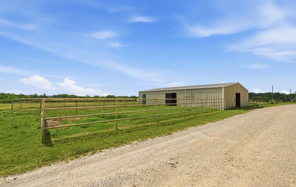 1175 Southern Way Luling TX 78648