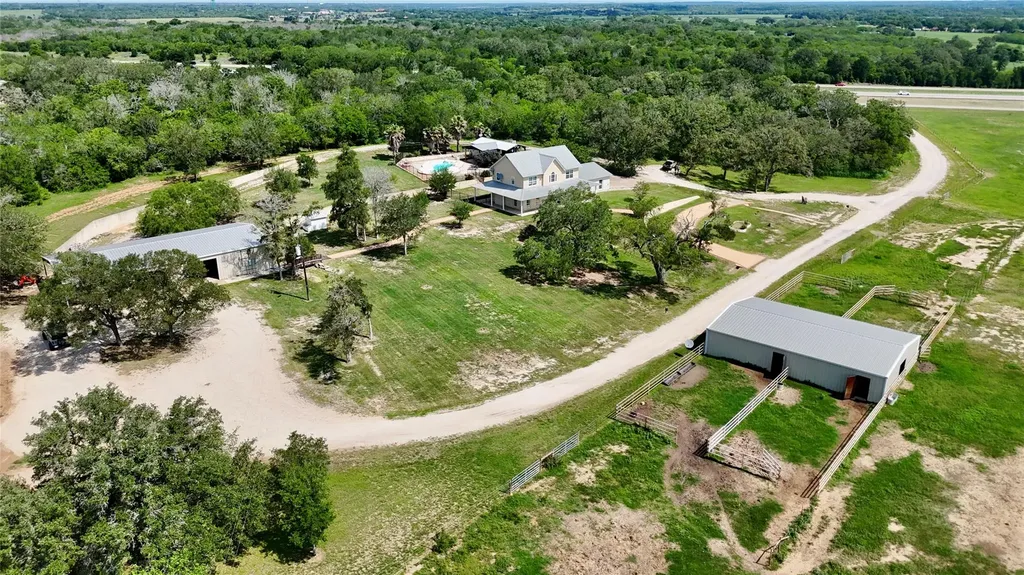 1175 Southern Way Luling TX 78648