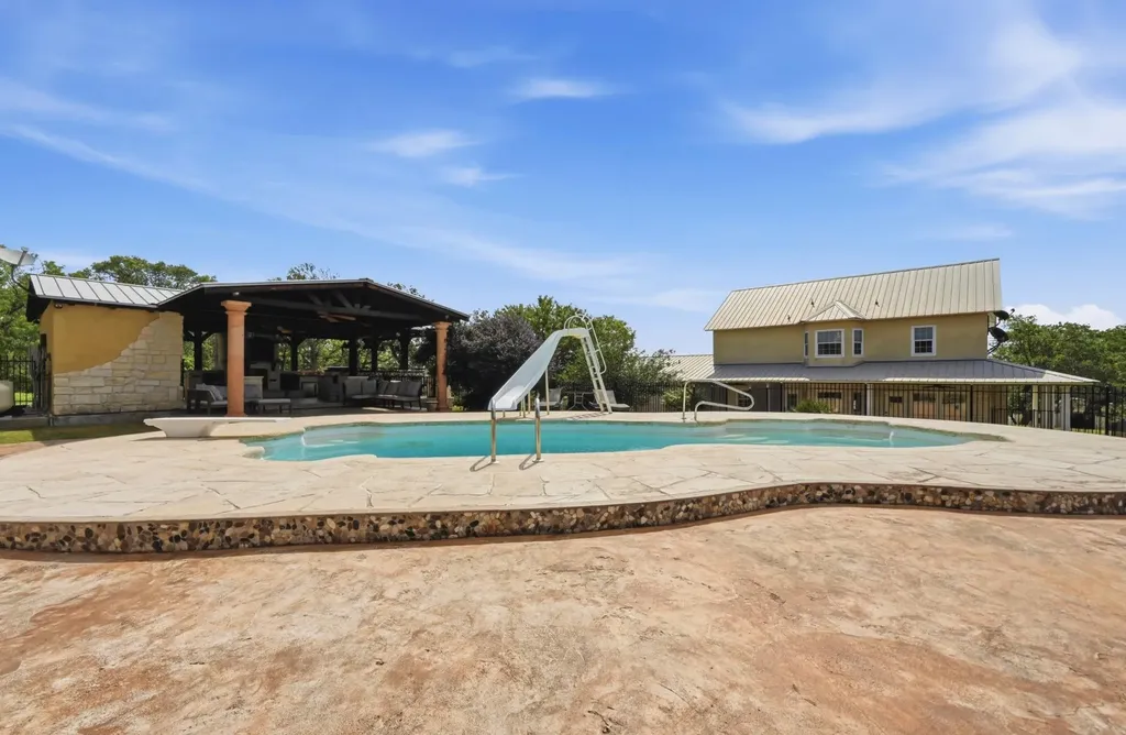1175 Southern Way Luling TX 78648