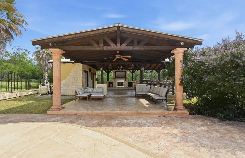 1175 Southern Way Luling TX 78648