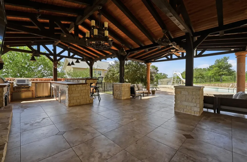 1175 Southern Way Luling TX 78648