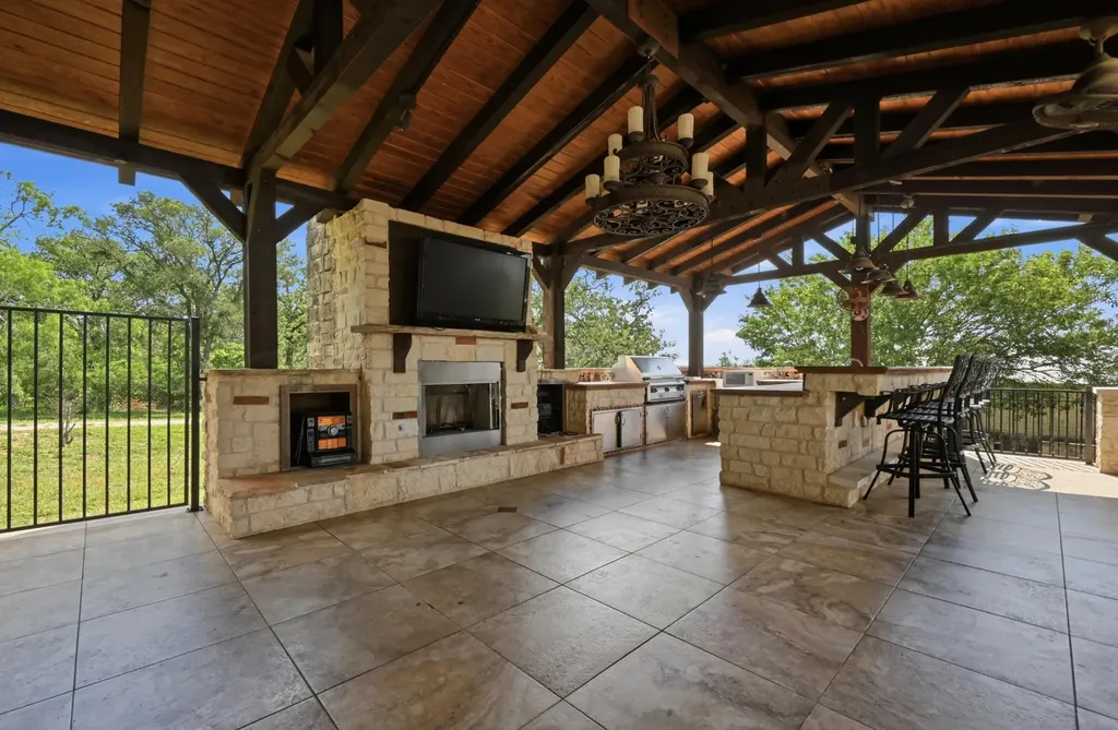 1175 Southern Way Luling TX 78648