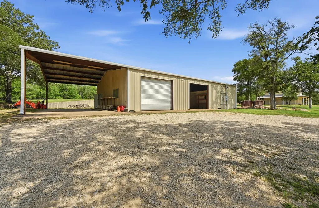 1175 Southern Way Luling TX 78648