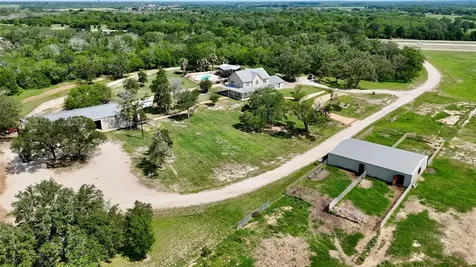 1175 Southern Way Luling TX 78648