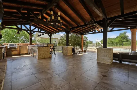 1175 Southern Way Luling TX 78648