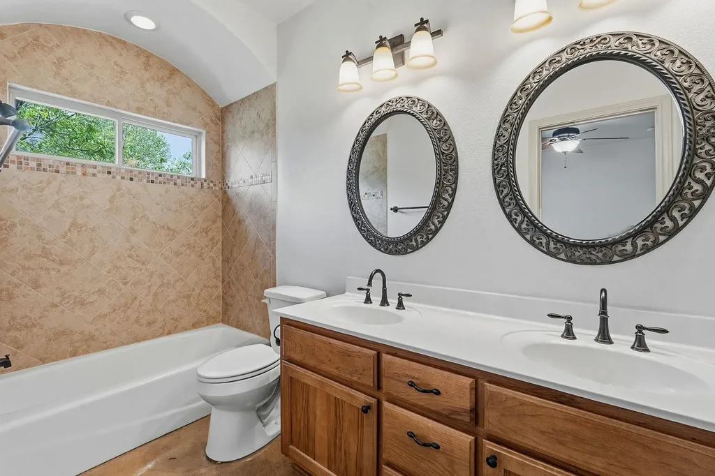 10215 Twin Lake Loop Dripping Springs TX 78620