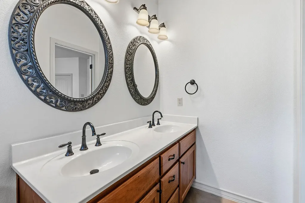 10215 Twin Lake Loop Dripping Springs TX 78620