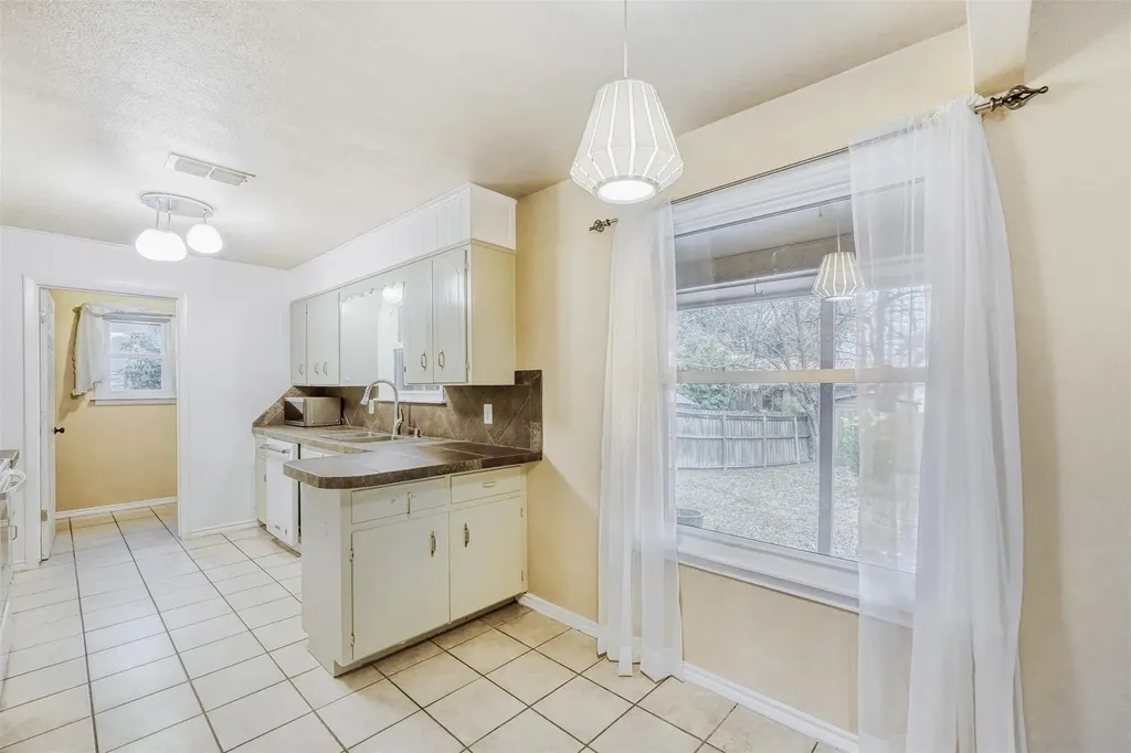 2114 Bel Air Drive Taylor TX 76574