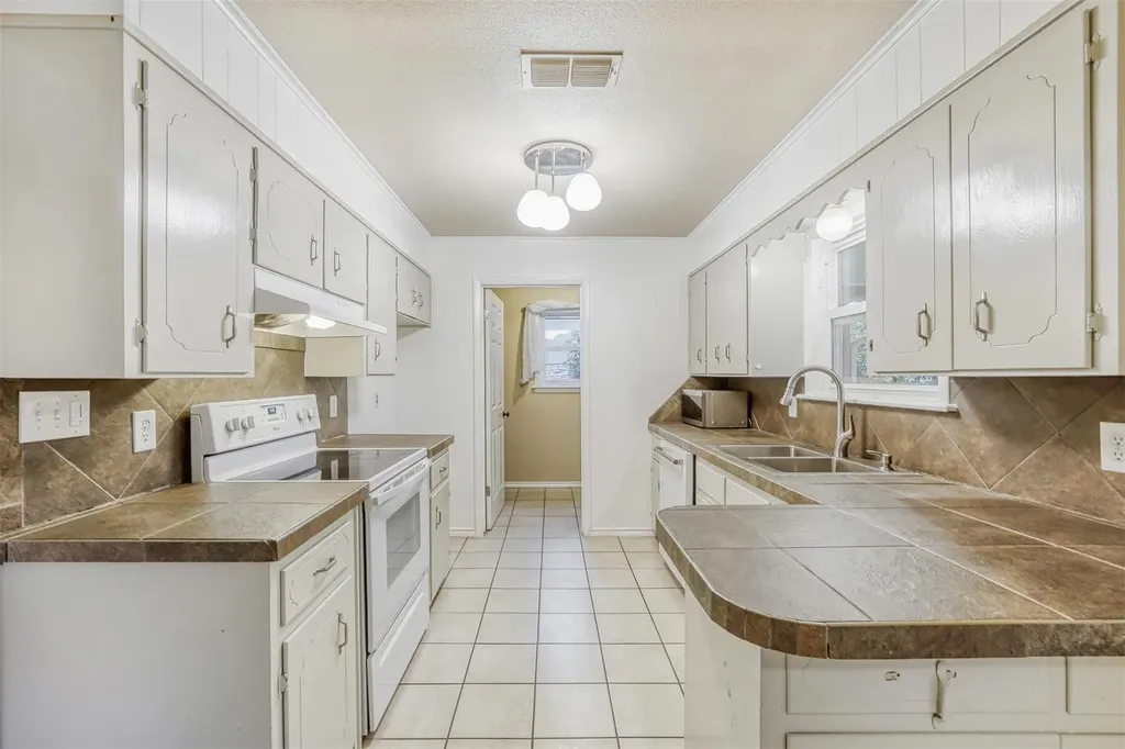 2114 Bel Air Drive Taylor TX 76574