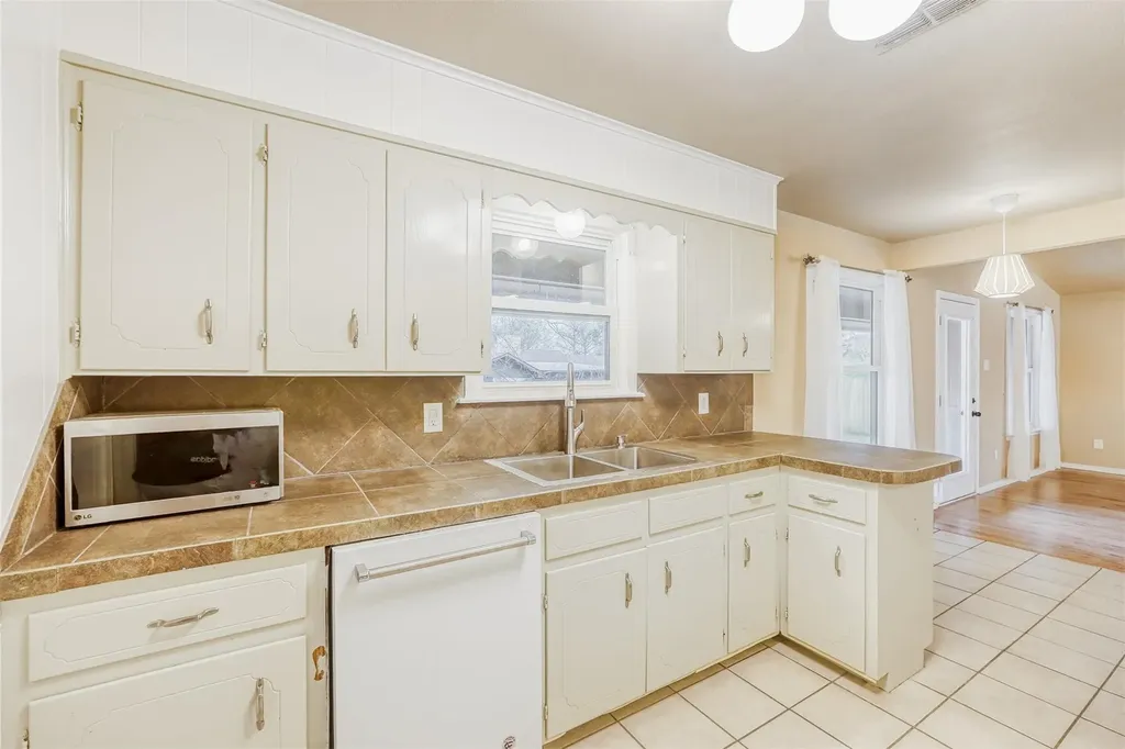 2114 Bel Air Drive Taylor TX 76574