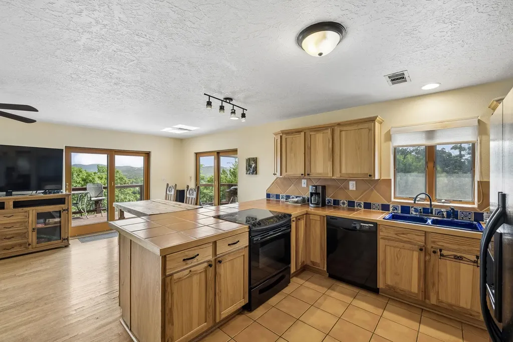 1121 Bradstreet Canyon Lake TX 78133
